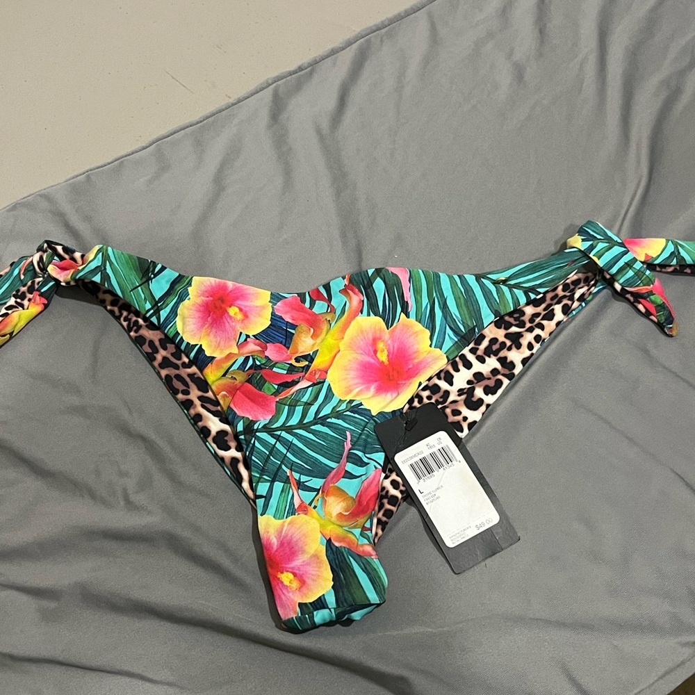Guess Tropic Flower Fantasy Bikini Bottoms.  Size-L.  New with Tags.